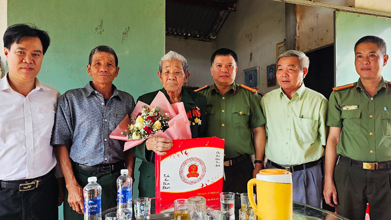Cán bộ, chiến sĩ Công an huyện Đăk Hà tặng quà, tri ân chiến sĩ Điện Biên Thái Văn Lũy.
