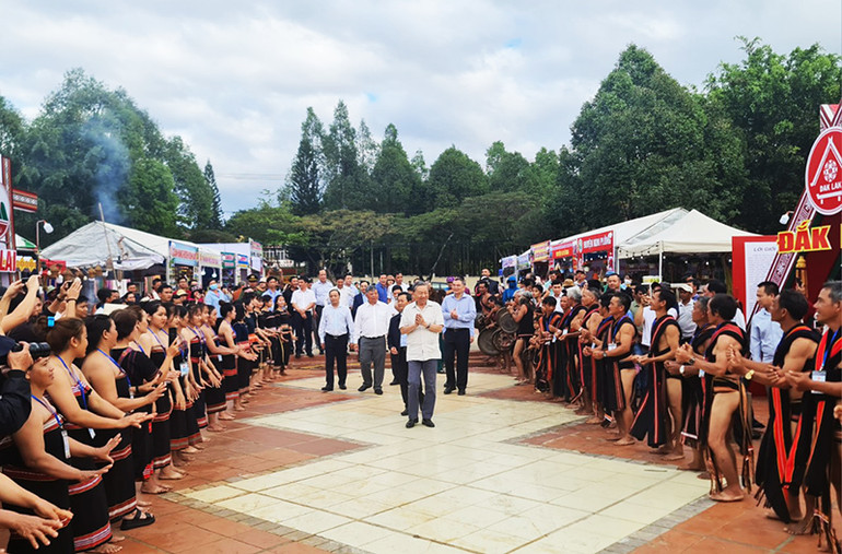 Đồng bào các dân tộc Tây Nguyên chào đón Đại tướng Tô Lâm