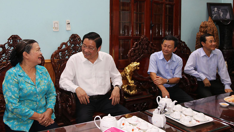 Thăm đồng chí Y Vêng, nguyên Ủy viên Trung ương Đảng, Bí thư Tỉnh ủy, Trưởng Đoàn Đại biểu Quốc hội tỉnh Kon Tum.