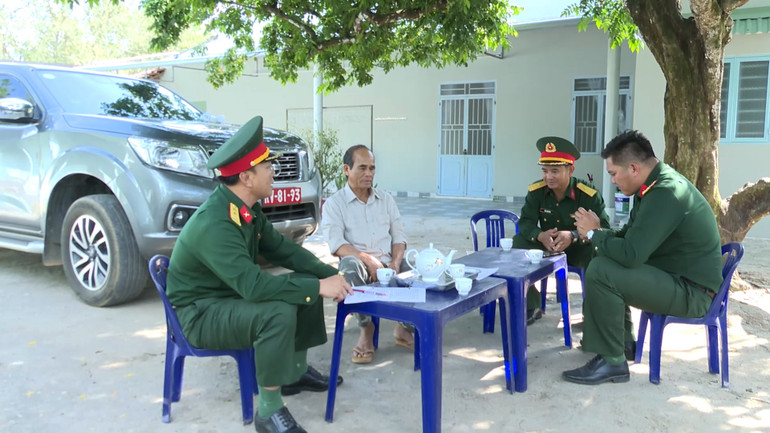 Già A Lát (thứ 2 từ trái sang) trao đổi công tác tuyên truyền với bộ đội tại địa phương.