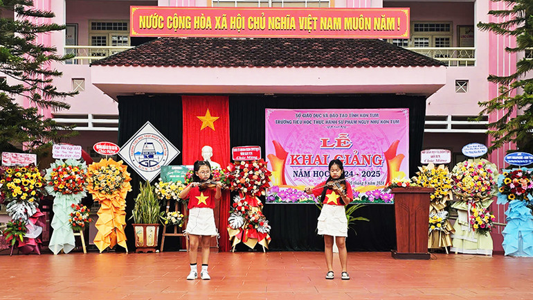 Học sinh lớp 4 Trường Tiểu học Thực hành sư phạm Ngụy Như Kon Tum biểu diễn violon bài hát "Xin chào Việt Nam" tại Lễ khai giảng năm học 2024-2025