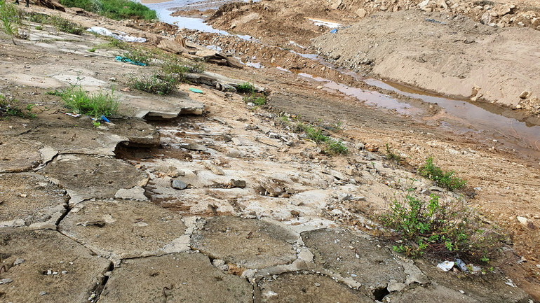 Kè chống sạt đã lở. Kè chống sạt đã lở.