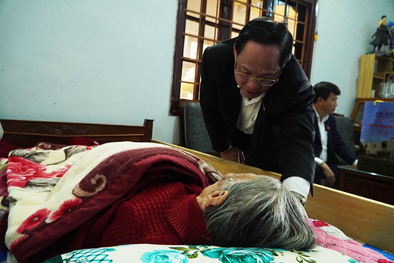 Phó Chủ tịch Quốc hội thăm hỏi Mẹ Việt Nam Anh hùng Đặng Thị Thu.