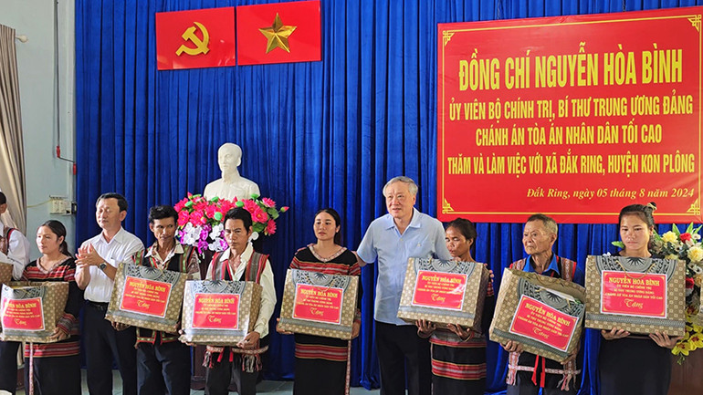 Trao 10 suất quà cho các hộ gia đình khó khăn.