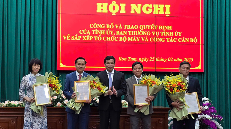 Trao Quyết định bổ nhiệm lãnh đạo Ban Tuyên giáo và Dân vận tỉnh Kon Tum.