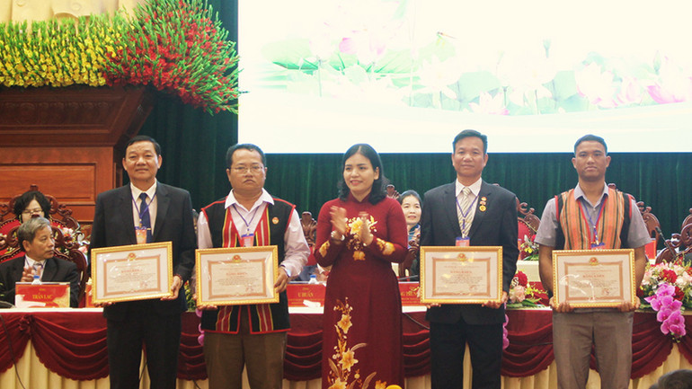 Tặng bằng khen của Ủy ban nhân dân tỉnh Kon Tum cho 4 tập thể, 8 cá nhân.