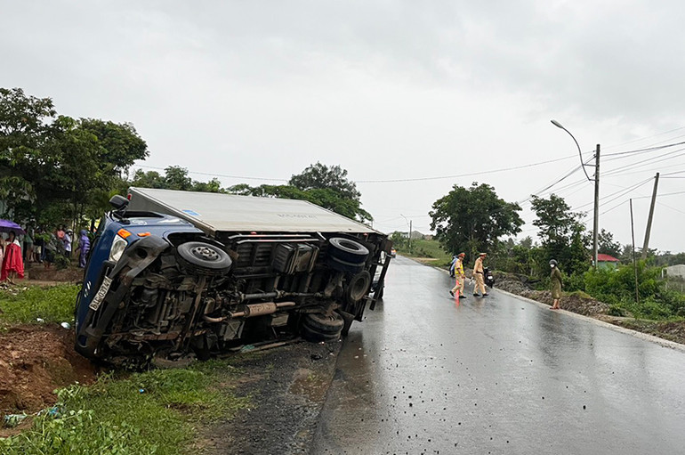 Lực lượng chức năng đang khám nghiệm hiện trường