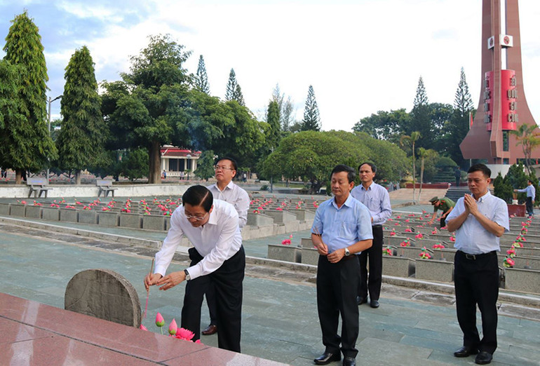 Trưởng Ban Nội chính Trung ương và lãnh đạo tỉnh Kon Tum dâng hương tại Nghĩa trang Liệt sĩ tỉnh