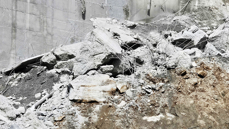 Khối bê-tông lớn tại hiện trường vụ tai nạn lao động.