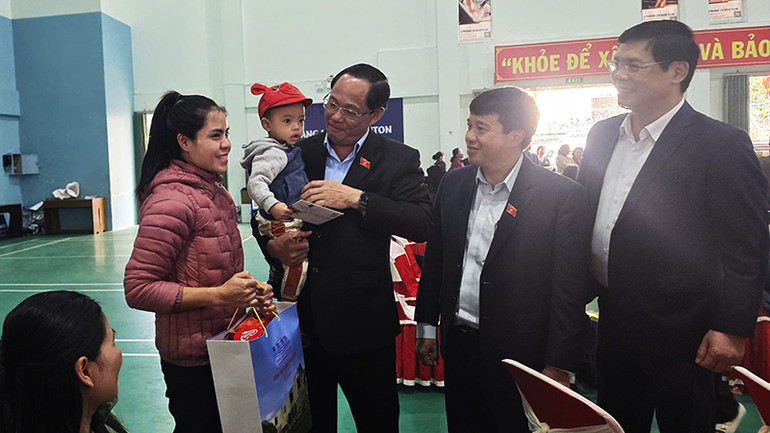 Phó Chủ tịch Quốc hội thăm hỏi động viên, trao quà cho người lao động gặp khó khăn.