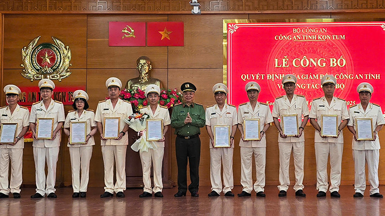 Trao quyết định điều động 10 đồng chí trưởng phòng, nguyên trưởng Công an huyện về các đơn vị cấp phòng.