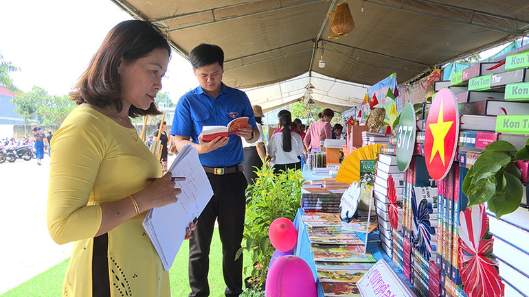 Các đại biểu tham quan không gian trưng bày giới thiệu sách.