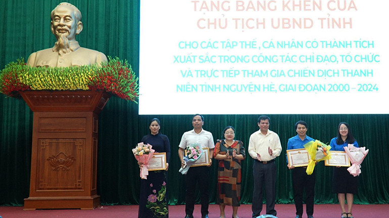 Tặng Bằng khen của Chủ tịch Ủy ban nhân dân tỉnh Kon Tum cho các cá nhân có thành tích xuất sắc trong công tác chỉ đạo, tổ chức, triển khai và trực tiếp tham gia Chiến dịch Thanh niên tình nguyện hè, giai đoạn 2000-2024.