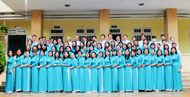 Các thầy, cô trường Trung học phổ thông chuyên Nguyễn Tất Thành. Các thầy, cô trường Trung học phổ thông chuyên Nguyễn Tất Thành.