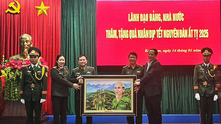 Phó Chủ tịch Quốc hội Trần Quang Phương tặng tranh, quà cho 3 đơn vị lực lượng vũ trang trên địa bàn tỉnh Kon Tum.