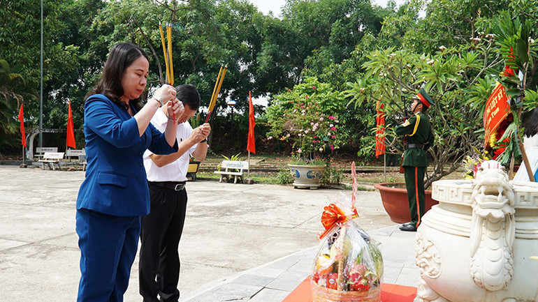 Quyền Chủ tịch nước dâng hương tại Ngục Kon Tum