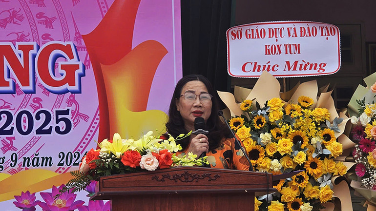 Cô Lê Thị Hồng Liên đọc thư của Tổng Bí thư, Chủ tịch nước Tô Lâm gửi ngành giáo dục nhân dịp khai giảng năm học mới 2024-2025