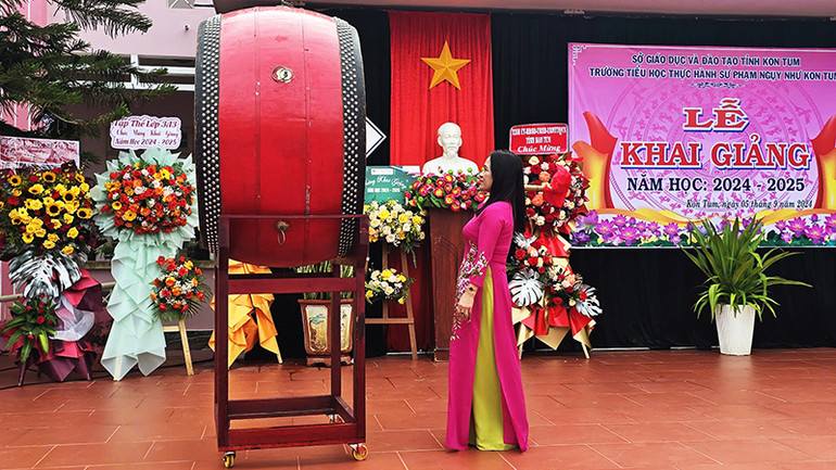 Phó Chủ tịch Hội đồng nhân dân tỉnh Kon Tum Nghe Minh Hồng đánh trống khai giảng năm học 2024-2025