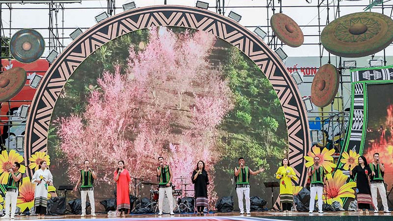 Biểu diễn nghệ thuật tại lễ khai mạc.