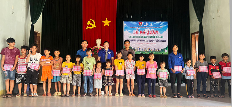 Trao 20 suất quà cho các em có hoàn cảnh khó khăn.