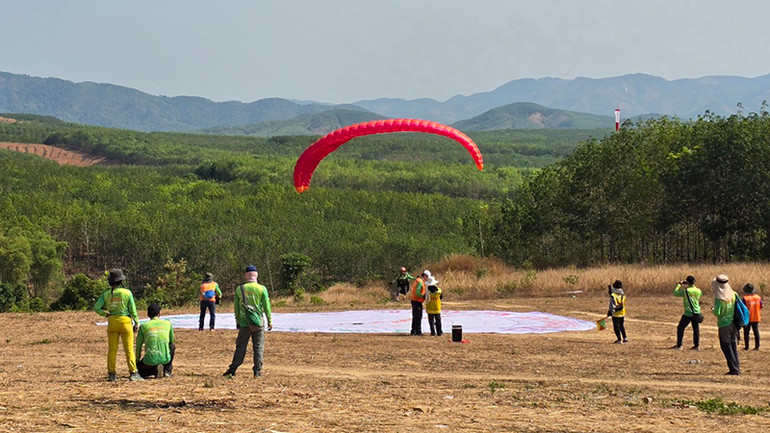 Các trọng tài chấm điểm cho phi công.