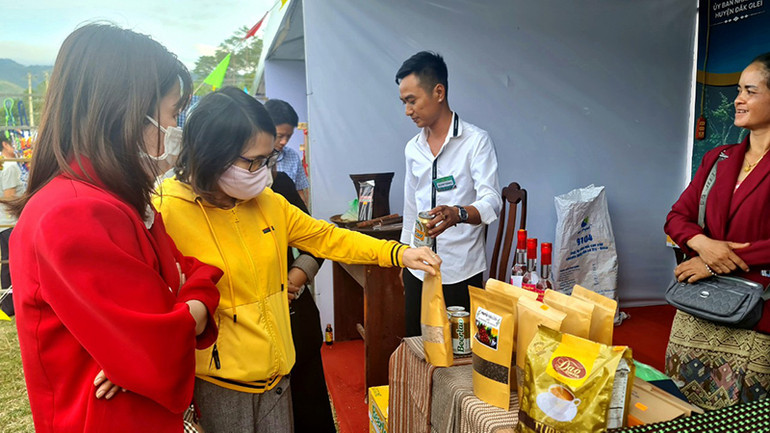 Đây là năm đầu tiên Chợ phiên có sự tham gia gian hàng, trưng bày, giới thiệu sản phẩm của xã Xan Xay, huyện Attapeu, Lào.