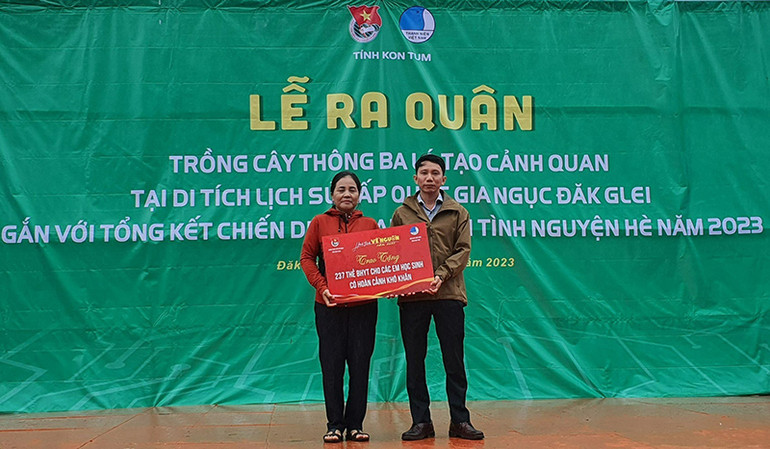 Trao 237 thẻ Bảo hiểm Y tế cho các em học sinh.