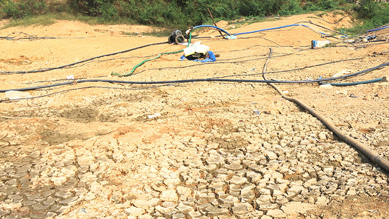 Lòng hồ thủy lợi tại xã Hà Mòn cạn trơ đáy.