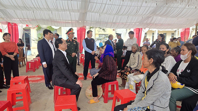 Phó Chủ tịch Quốc hội ân cần hỏi thăm người dân xã Sa Loong.