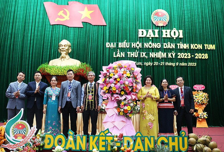 Đồng chí Cao Xuân Thu Vân, Phó Chủ tịch Hội Nông dân Việt Nam (thứ 3 từ phải sang) tặng hoa chúc mừng đại hội.