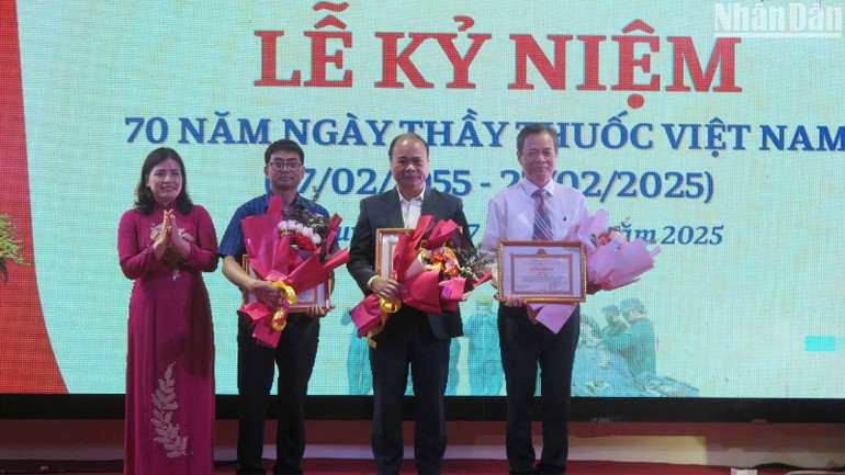 Tặng Bằng khen của Ủy ban nhân dân tỉnh Kon Tum cho 3 tập thể.