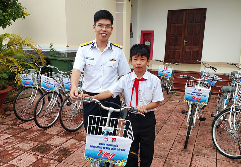 Em Vũ Duy Anh vui mừng khi được tặng xe đạp