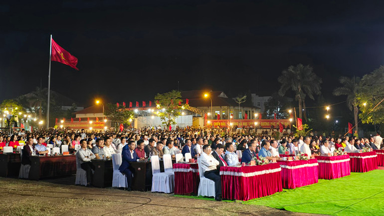 Đông đảo người dân, quan khách đến tham dự Lễ Kỷ niệm