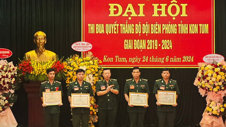 Thiếu tướng Nguyễn Đức Mạnh trao tặng Bằng khen của Bộ Quốc phòng và Bộ Tư lệnh Bộ đội Biên phòng cho các tập thể, cá nhân.