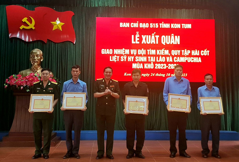 Chính ủy Quân khu 5 tặng Bằng khen cho các cá nhân đạt thành tích xuất sắc trong nhiệm vụ tìm kiếm hài cốt liệt sĩ, mùa khô 2022-2023