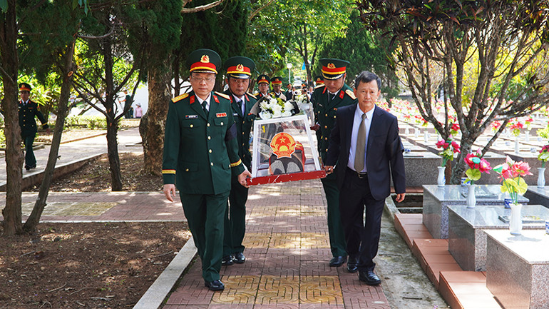 Các đại biểu đưa hài cốt liệt sĩ về nơi an nghỉ.
