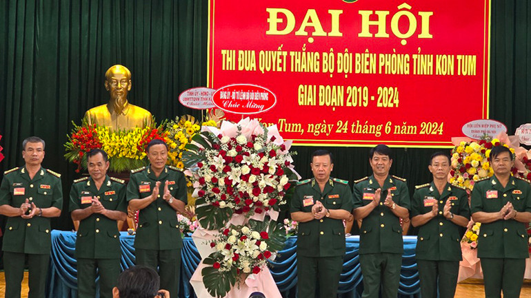 Bộ Tư lệnh Bộ đội Biên phòng tặng hoa chúc mừng đại hội.