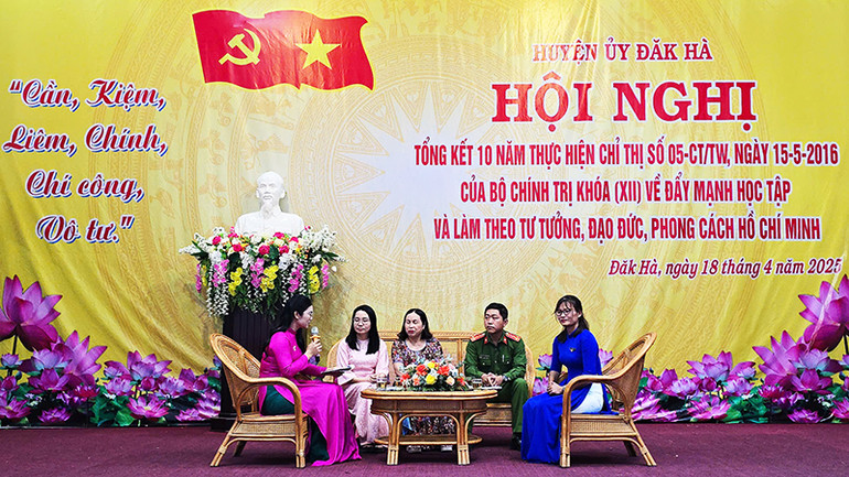 Tọa đàm, giao lưu với các tập thể, cá nhân điển hình tiên tiến