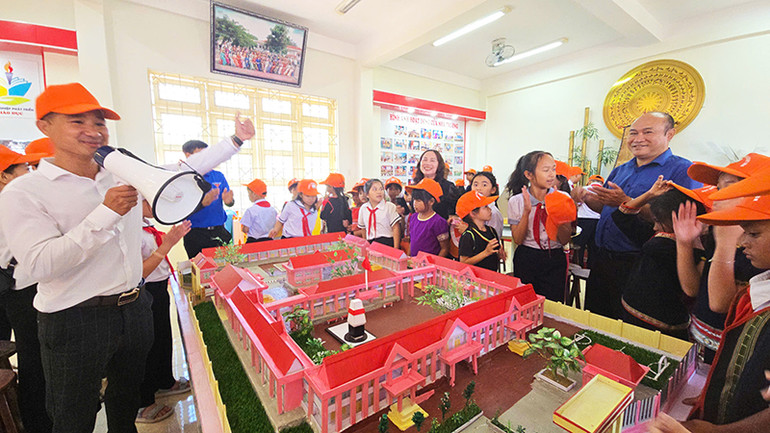 Học sinh huyện Kon Rẫy thích thú tham quan phòng truyền thống của nhà trường.