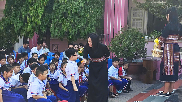 Các em học sinh hăng hái trả lời câu hỏi tìm hiểu về chuyện "Sự tích núi Nồi Cơm".