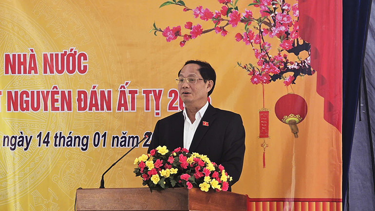 Đồng chí Trần Quang Phương phát biểu chúc Tết nhân dân xã Sa Loong.