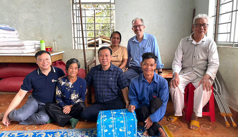 Đoàn công tác thăm hỏi, tặng quà gia đình người khuyết tật tại thôn 8, xã Đăk Ui, huyện Đăk Hà