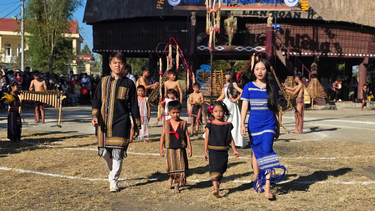 Trình diễn thổ cẩm các dân tộc thiểu số trên địa bàn. Trình diễn thổ cẩm các dân tộc thiểu số trên địa bàn.