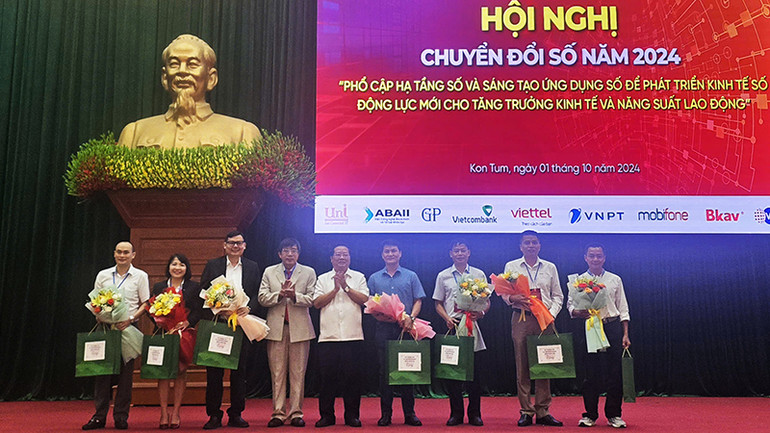 Tặng hoa và quà cho các đơn vị tài trợ.