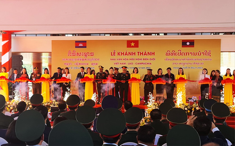 Bộ trưởng Quốc phòng ba nước và các đại biểu cắt băng khánh thành Nhà Văn hóa thôn Tà Ka, xã Pờ Y.