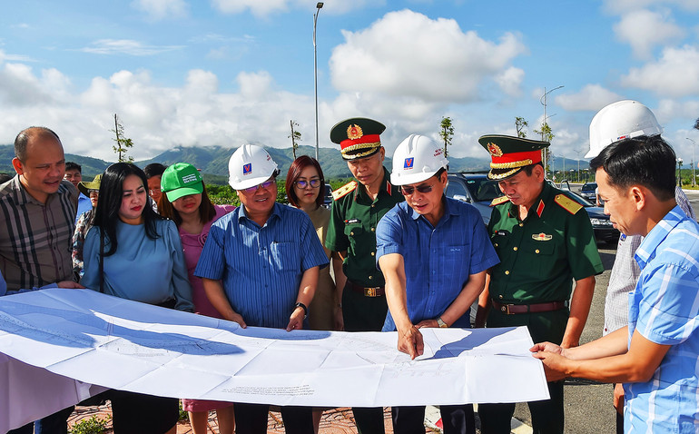 Bộ trưởng Ngoại giao Bùi Thanh Sơn khảo sát dự án xây dựng tại Khu Trung tâm hành chính mới của tỉnh Kon Tum.