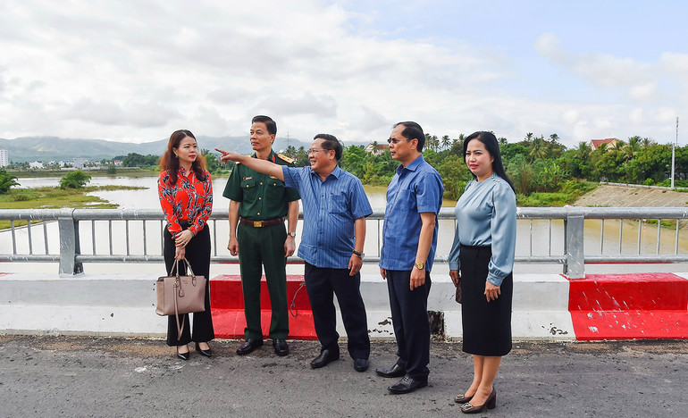 Chủ tịch Ủy ban nhân dân tỉnh Kon Tum Lê Ngọc Tuấn (đứng giữa) cung cấp thông tin một số dự án trên địa bàn đến Đoàn Công tác của Chính phủ.