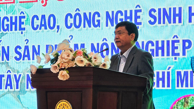 Phó Chủ tịch Ủy ban nhân dân tỉnh Kon Tum Nguyễn Hữu Tháp phát biểu tại hội nghị.