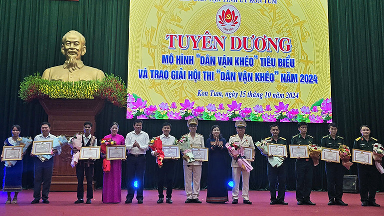 Tặng Bằng khen của Chủ tịch Ủy ban nhân dân tỉnh cho các cá nhân.