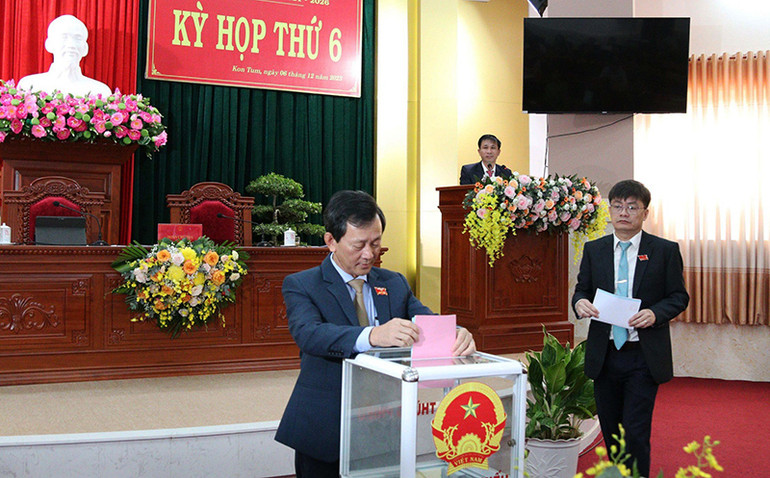 Bỏ phiếu tín nhiệm các chức danh do Hội đồng nhân dân tỉnh Kon Tum bầu.